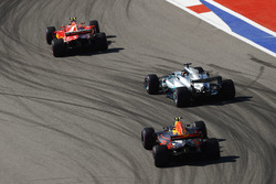 Kimi Raikkonen, Ferrari SF70H, Lewis Hamilton, Mercedes AMG F1 W08 y Max Verstappen, Red Bull Racing
