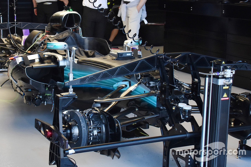 Mercedes W08: Unter der Haube