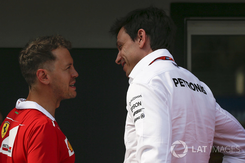 Гонщик Ferrari Себастьян Феттель и исполнительный директор Mercedes AMG F1 Тото Вольф