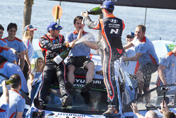 Podio: i vincitori Thierry Neuville, Nicolas Gilsoul, Hyundai i20 WRC, Hyundai Motorsport