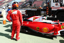 Kimi Raikkonen, Ferrari SF16-H stops at the end of the pit lane
