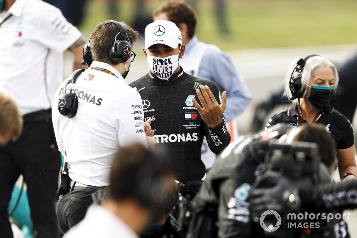 Pembalap Tim Mercedes-AMG F1, Lewis Hamilton (kanan), berbincang dengan Andrew Shovlin, Chief Race Engineer Tim Mercedes.