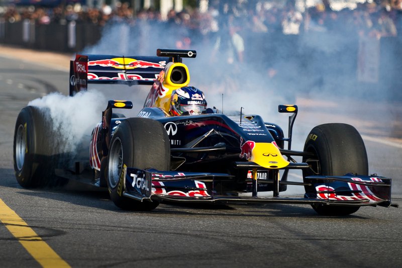 В 2011 году, еще будучи пилотом Toro Rosso, Риккардо участвовал в шоу-заездах Red Bull в Дели