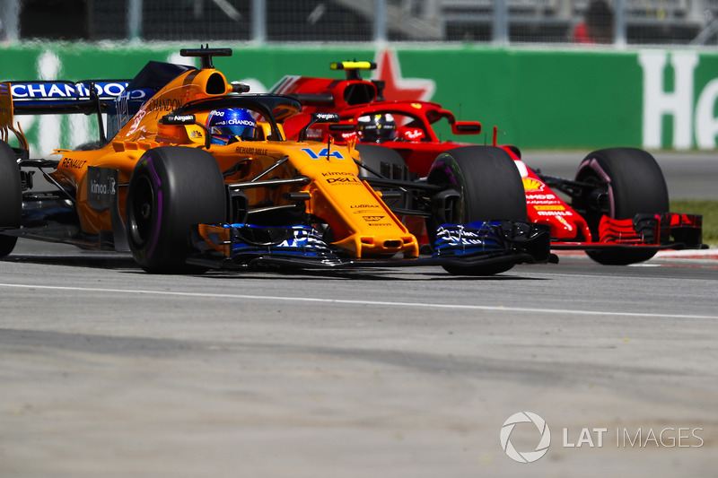 Fernando Alonso, McLaren MCL33, precede Kimi Raikkonen, Ferrari SF71H