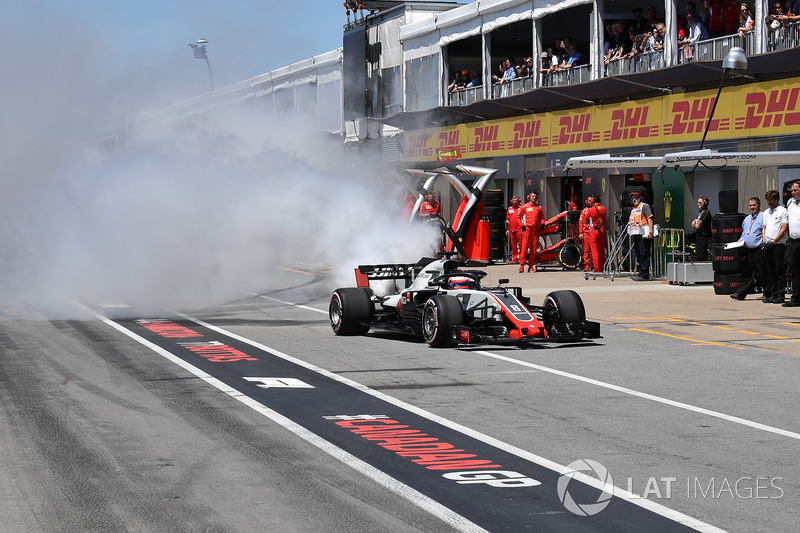 Romain Grosjean, Haas F1 Team VF-18 in pit lane con il motore in fumo nella Q1