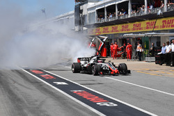 Romain Grosjean, Haas F1 Team VF-18 con humo en el pit lane en la califiación