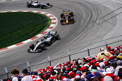 Valtteri Bottas, Mercedes AMG F1 W09, Max Verstappen, Red Bull Racing RB14, Lewis Hamilton