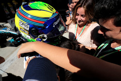 Felipe Massa, Williams FW40, parc ferme'de eşi Rafaela Bassi ve oğlu Felipinho Massa ile son Brezily
