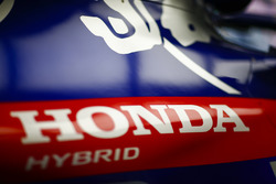 Logo Honda sul cofano motore della Toro Rosso STR13 Honda
