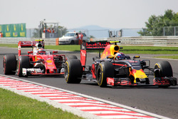 Max Verstappen, Red Bull Racing RB12, Kimi Raikkonen, Ferrari SF16-H crash