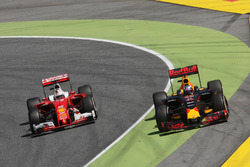 Даніель Ріккардо, Red Bull Racing RB12 та Себастьян Феттель, Ferrari SF16-H battle for position