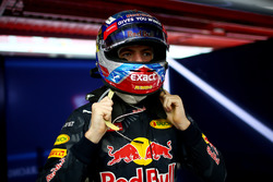 Макс Ферстаппен (Red Bull Racing) готується в боксах.