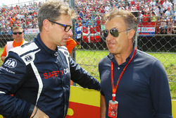 Bernd Maylander, conductor del coche de seguridad FIA con Jean Alesi en la parrilla
