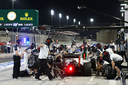 Esteban Gutierrez, Haas F1 Team VF-16, probt einen Boxenstopp