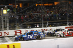 Martin Truex Jr., Furniture Row Racing Toyota, Kevin Harvick, Stewart-Haas Racing Chevrolet, Kyle La