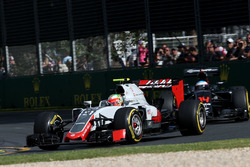 Esteban Gutierrez, Haas F1 Team VF-16 e Fernando Alonso, McLaren MP4-31