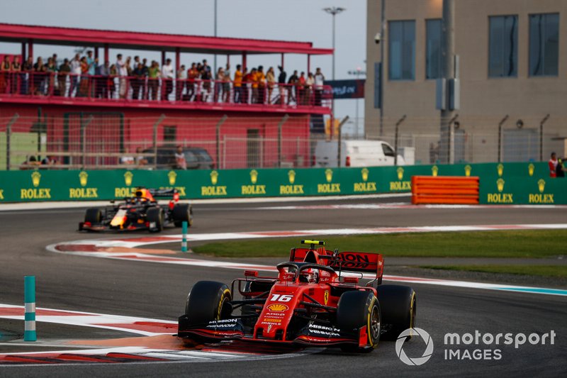 Шарль Леклер на Ferrari опережает Макса Ферстаппена на Red Bull