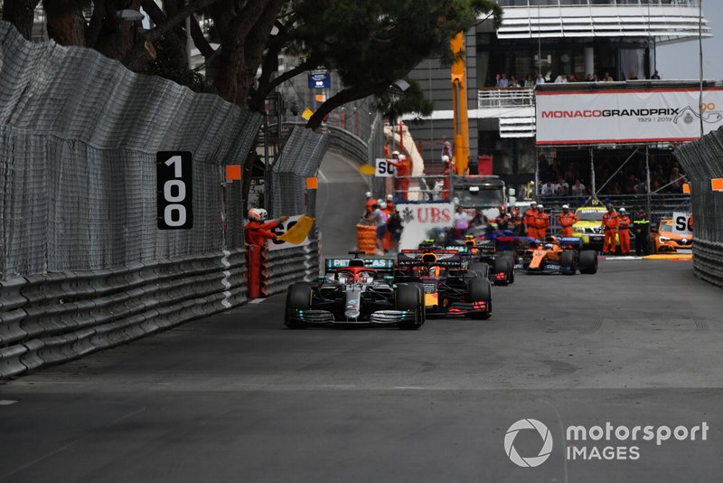 Lewis Hamilton, Mercedes AMG F1 W10, arkasında Max Verstappen, Red Bull Racing RB15, ve gridin kalanı yarış tekrarına hazırlanıyor.