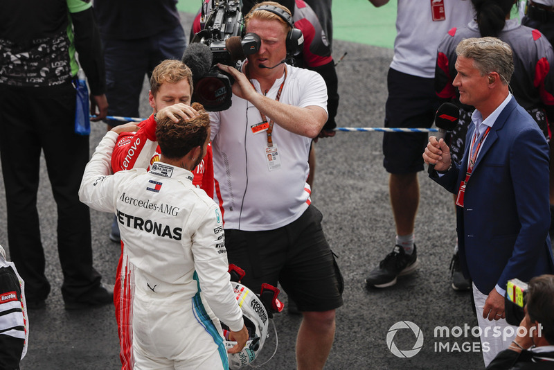 El rival del título Sebastian Vettel, Ferrari, ofrece sus felicitaciones al ganador del campeonato de pilotos Lewis Hamilton, Mercedes AMG F1