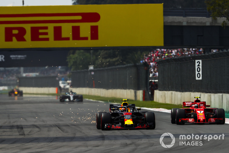 Макс Ферстаппен, Red Bull Racing RB14 обгоняет Кими Райкконена, Ferrari SF71H