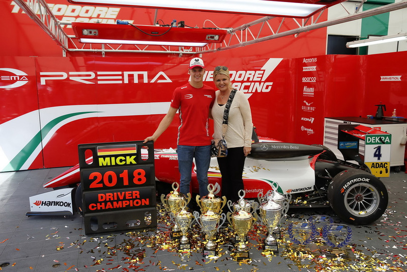 Pembalap Mick Schumacher bersama ibunya, Corinna Schumacher, saat sukses menjadi juara Formula 3 2018.