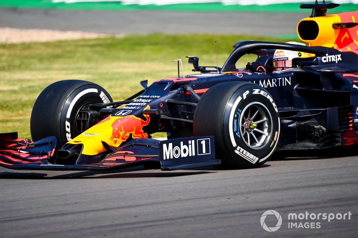 Макс Ферстаппен за рулем Red Bull RB16