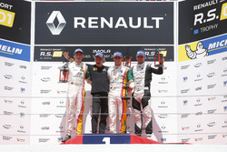 Podio Gara 3: il vincitore Bruno Bonifacio, Oregon Team, il secondo classificato David Fumanelli, Oregon Team, il terzo classificato Lewis Williamson, Strakka Racing