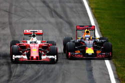 Daniel Ricciardo, Red Bull Racing RB12 and Sebastian Vettel, Ferrari SF16-H battle for position