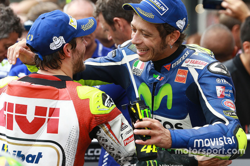 Il secondo classificato Valentino Rossi, Yamaha Factory Racing con il vincitore della gara Cal Crutchlow, Team LCR Honda