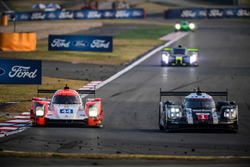 #1 Porsche Team Porsche 919 Hybrid: Timo Bernhard, Mark Webber, Brendon Hartley en #44 Manor Oreca 0