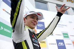 Podyum: Yarış galibi Lando Norris, Carlin Dallara F317 - Volkswagen