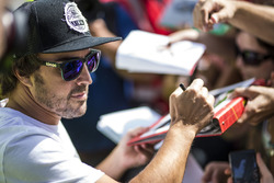 Fernando Alonso, McLaren signs autographs for the fans