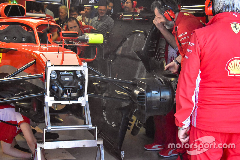 Barcaza y cambio de piso en el Ferrari SF71H de Kimi Raikkonen