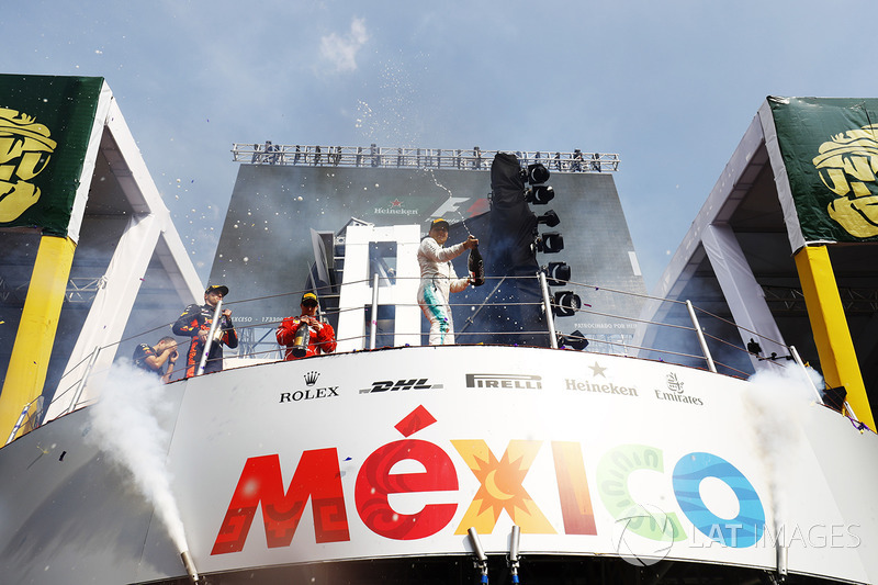 Podium: Ganador Max Verstappen, Red Bull Racing, segundo, Valtteri Bottas, Mercedes AMG F1, tercero, Kimi Raikkonen, Ferrari
