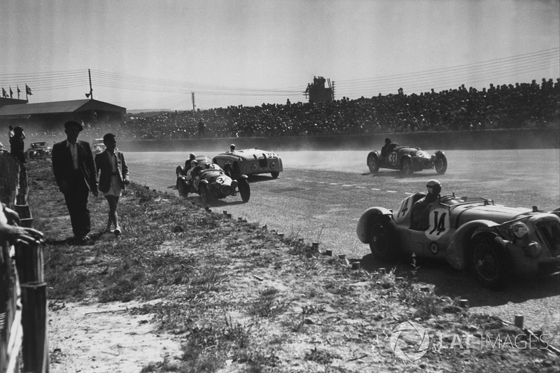 De 24 uur van Le Mans 1949 is de eerste race waarvoor Rob Walker zich inschrijft met het ‘Rob Walker Racing Team’.
