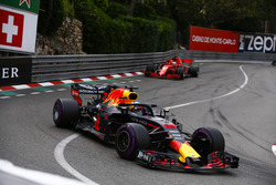 Daniel Ricciardo, Red Bull Racing RB14, leads Sebastian Vettel, Ferrari SF71H