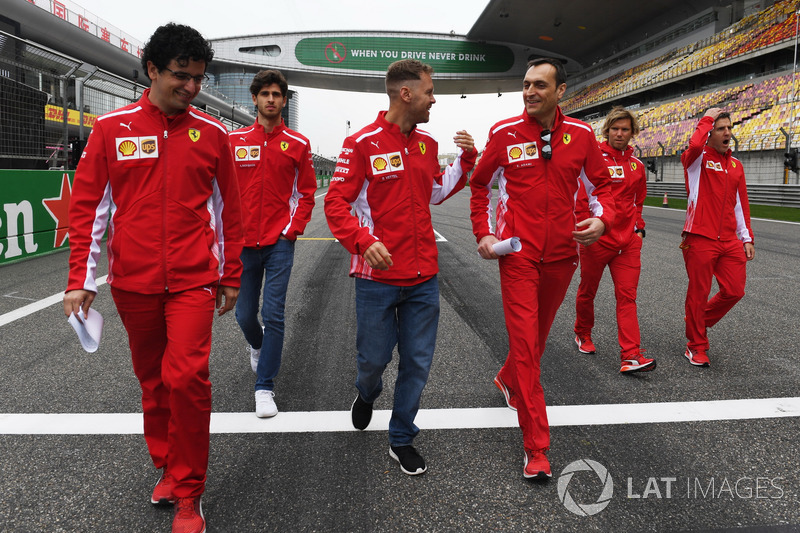Себастьян Феттель, Ferrari, йде треком з Ріккардо Адамі, гоночним інженером Ferrari
