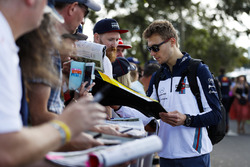 Sergey Sirotkin, Williams Racing, imza dağıtıyor