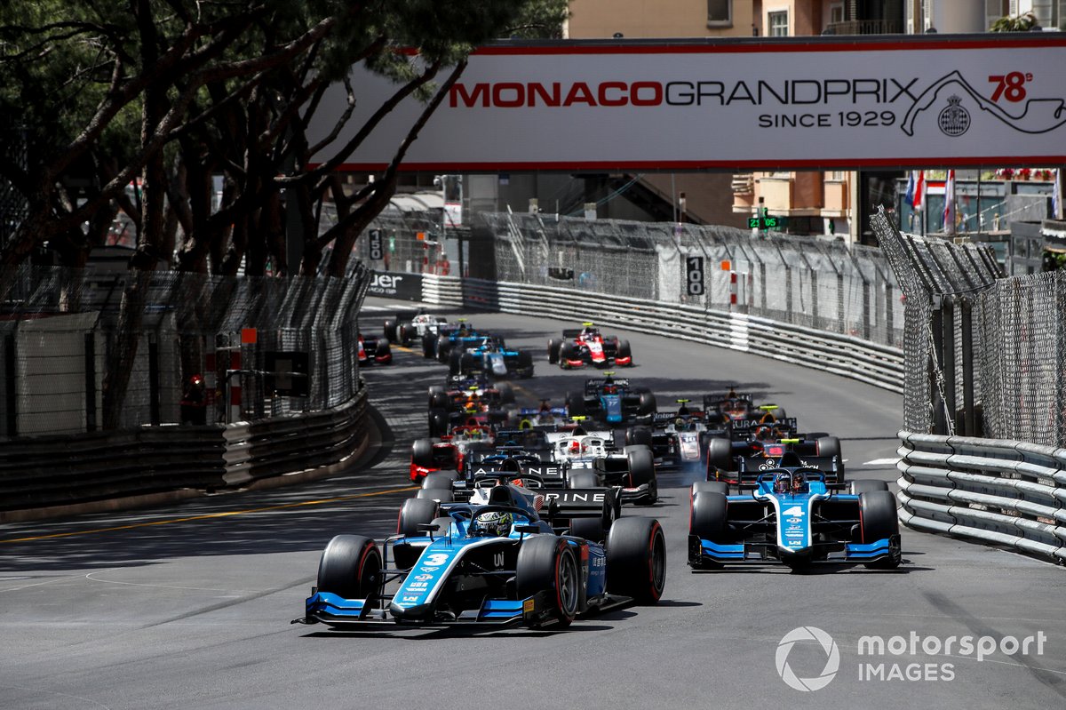 Guanyu Zhou, Uni-Virtuosi Racing leads Felipe Drugovich, Uni-Virtuosi at the start of the race