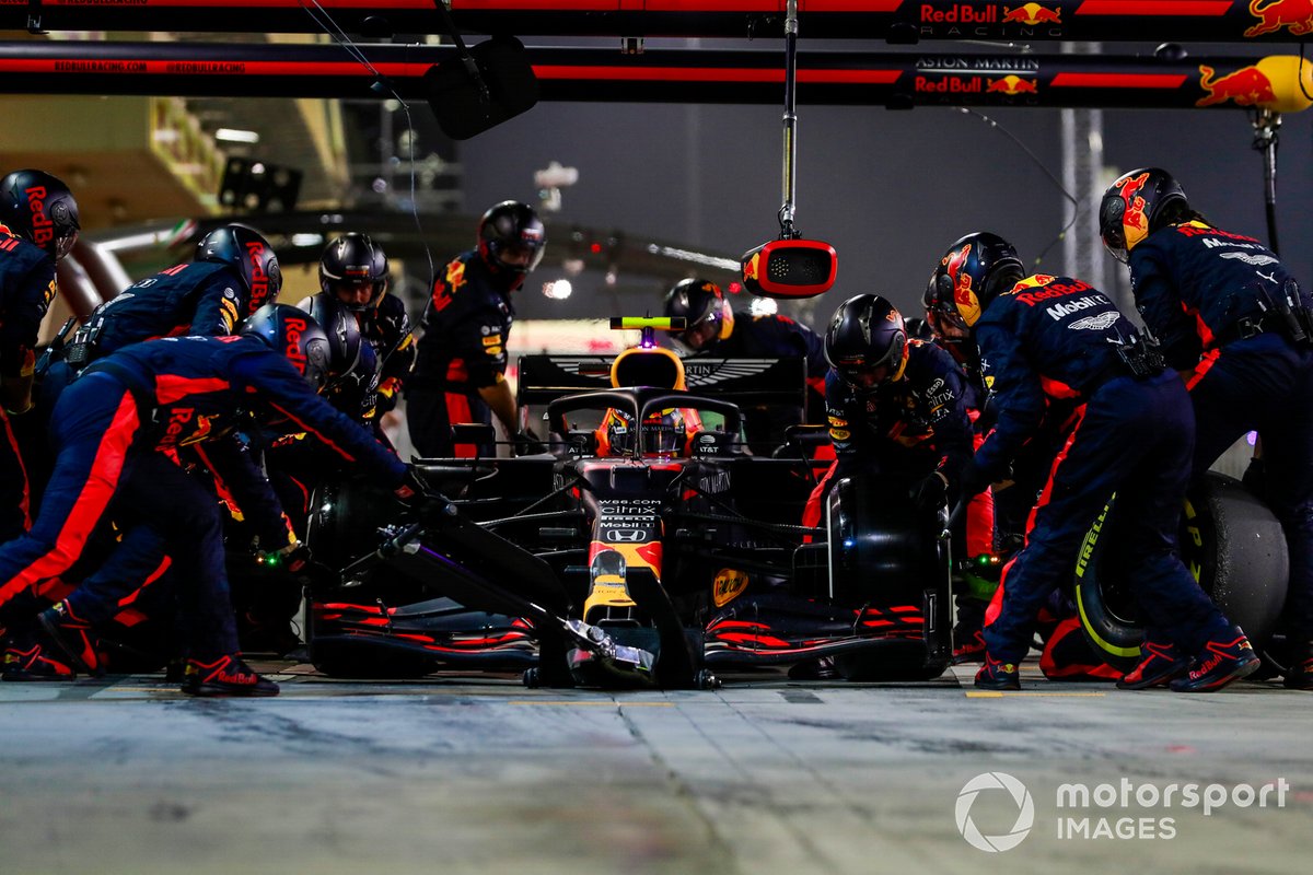 Alex Albon, Red Bull Racing RB16, hanya butuh 1,90 detik saat melakukan pit stop di GP Sakhir 2020, 6 Desember lalu.
