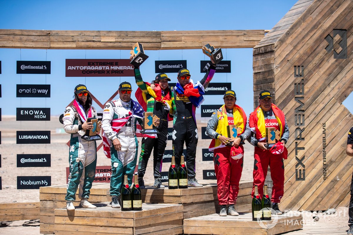Los ganadores de la carrera, el equipo X44, celebran en el podio con Chip Ganassi Racing y Acciona | Sainz XE Team