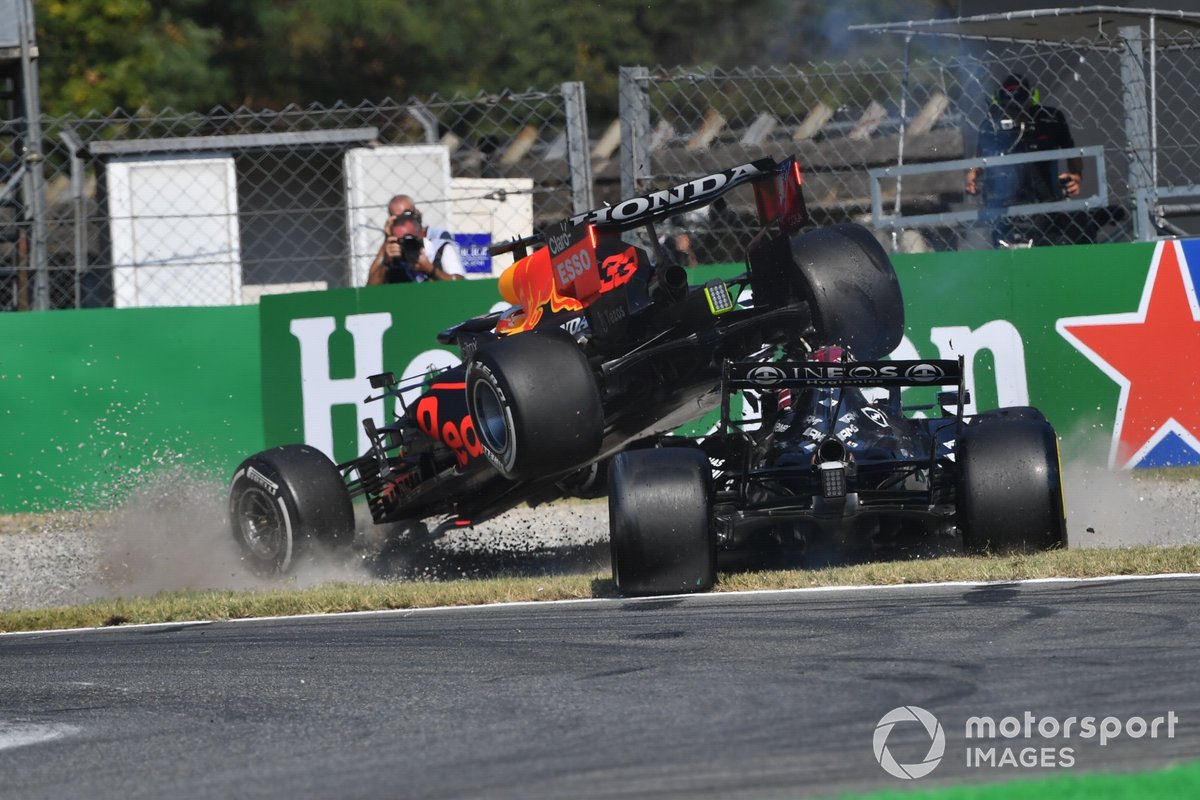 Столкновение Макса Ферстаппена, Red Bull Racing RB16B, и Льюиса Хэмилтона, Mercedes W12