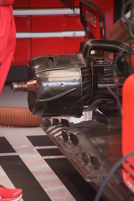 Ferrari SF90, dettaglio del fondo con i deviatori di flusso sui binari che è stato bocciato al Paul Ricard