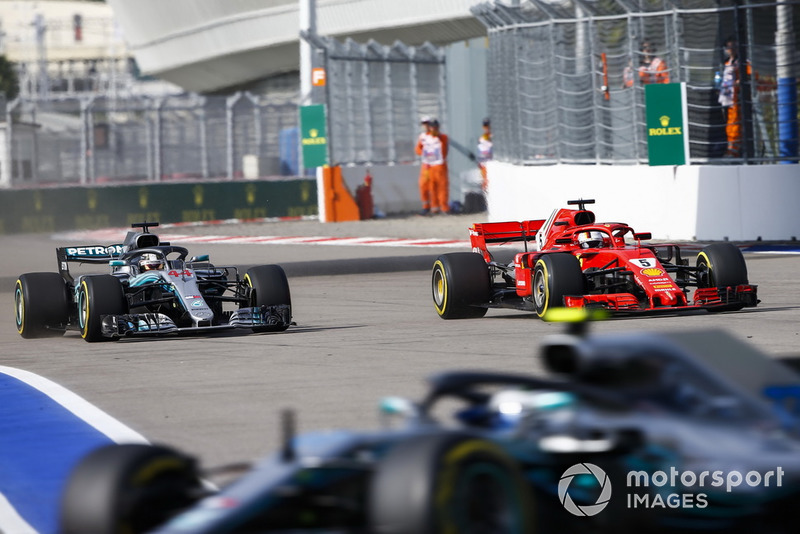 Sebastian Vettel, Ferrari SF71H, devant Lewis Hamilton, Mercedes AMG F1 W09