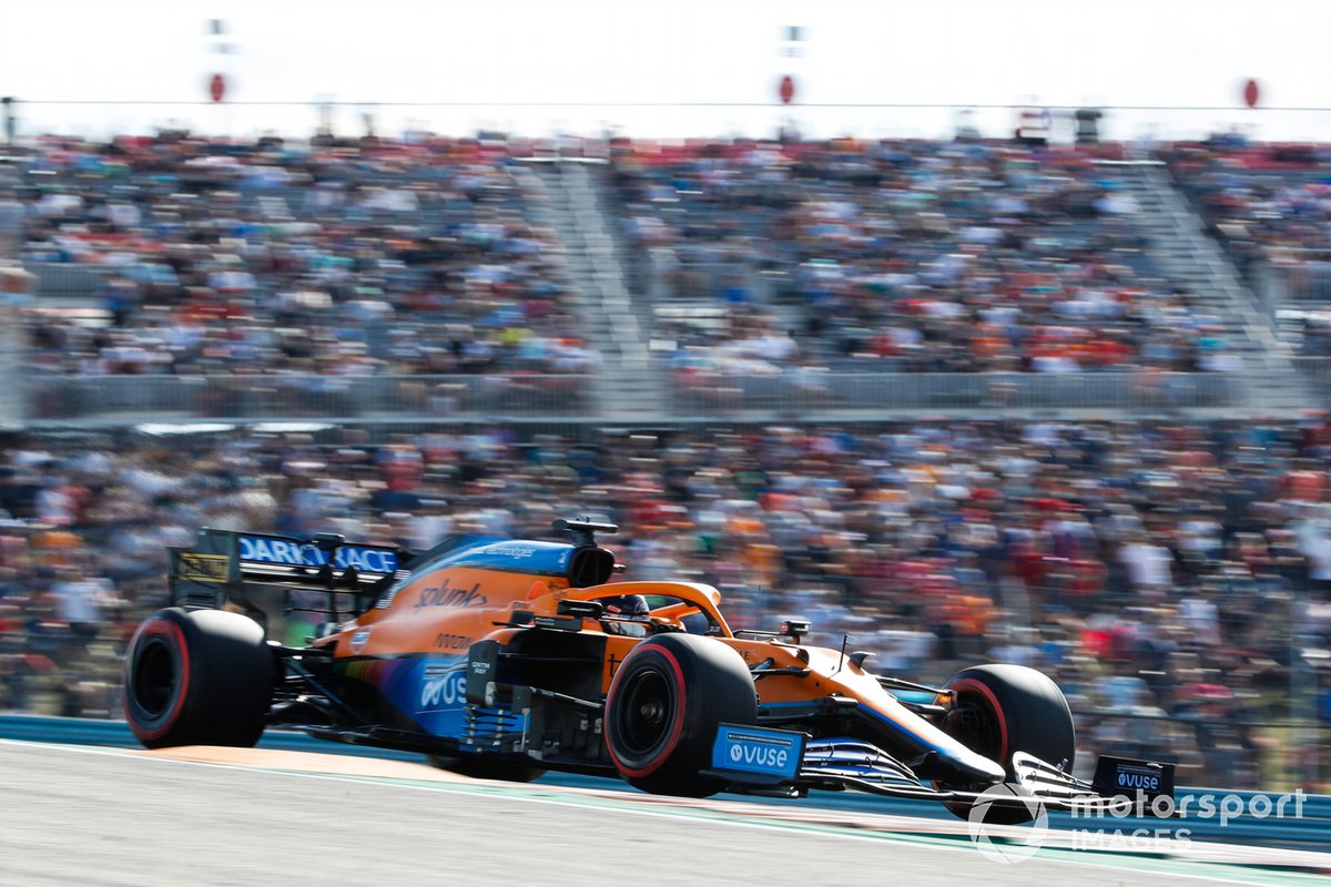Daniel Ricciardo, McLaren MCL35M, saat turun di FP2 F1 GP Amerika Serikat, Jumat (22/10/2021).