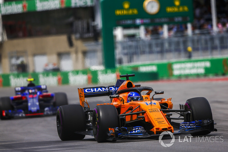 Fernando Alonso, McLaren MCL33, leads Pierre Gasly, Toro Rosso STR13