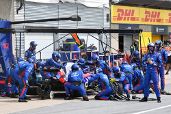 Pierre Gasly, Scuderia Toro Rosso STR13 pit stop