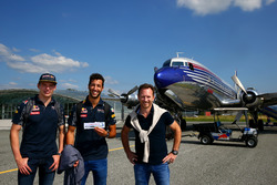 Max Verstappen, Daniel Ricciardo, Red Bull Racing, Christian Horner verlaten Hangar 7 in een DC-6B