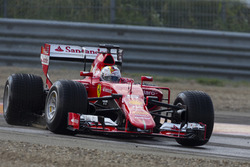 Себастьян Феттель, Ferrari, тестує шини Pirelli зразку 2017 року