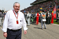 Alan Jones, FIA Steward on the grid
